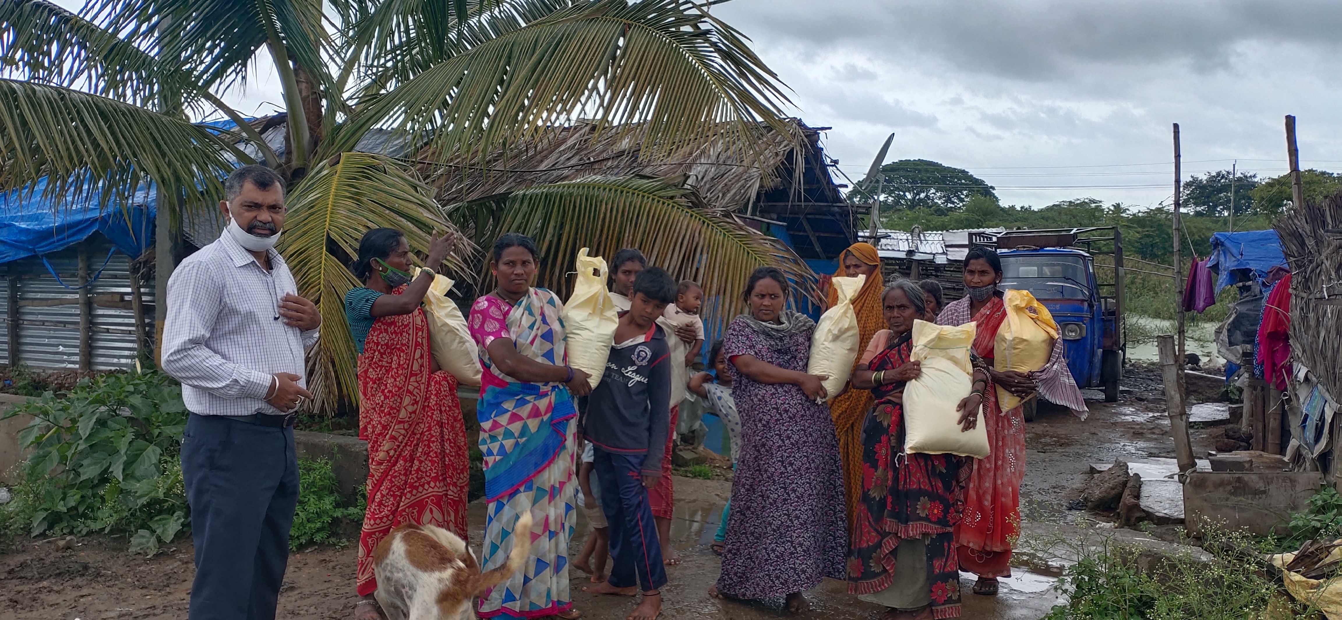 https://1ngo.sgp1.digitaloceanspaces.com/media/credit-i/DISTRIBUTION OF FOOD SUPPLIESESSENTIALS TO PEOPLE DURING COVID LOCKDOWN.jpg
